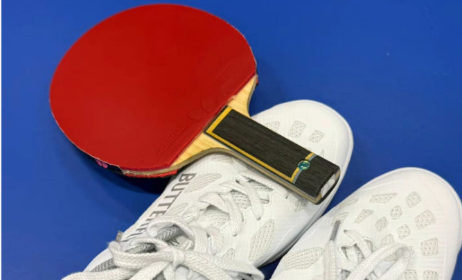 Ovtcharov applying multiple coats of inorganic glue under rubber for large-hall matches