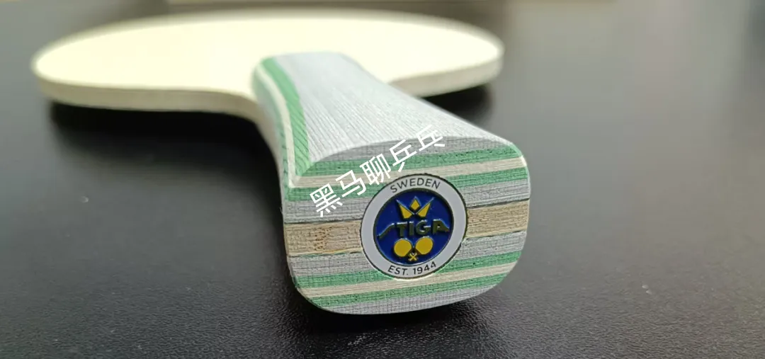 Simon Gauzy's Stiga Luma mixed carbon blade with NEO Blue National Hurricane rubber