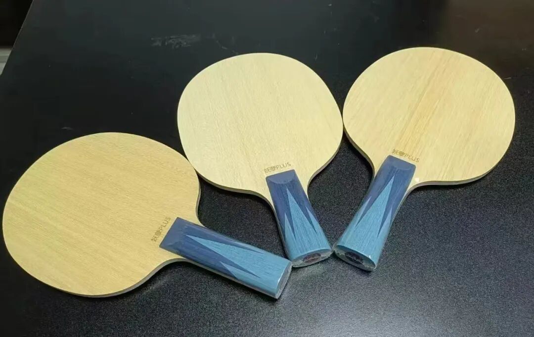 Yaonie PLUS hybrid blade with green arylate-carbon and blue arylate-carbon outer layers